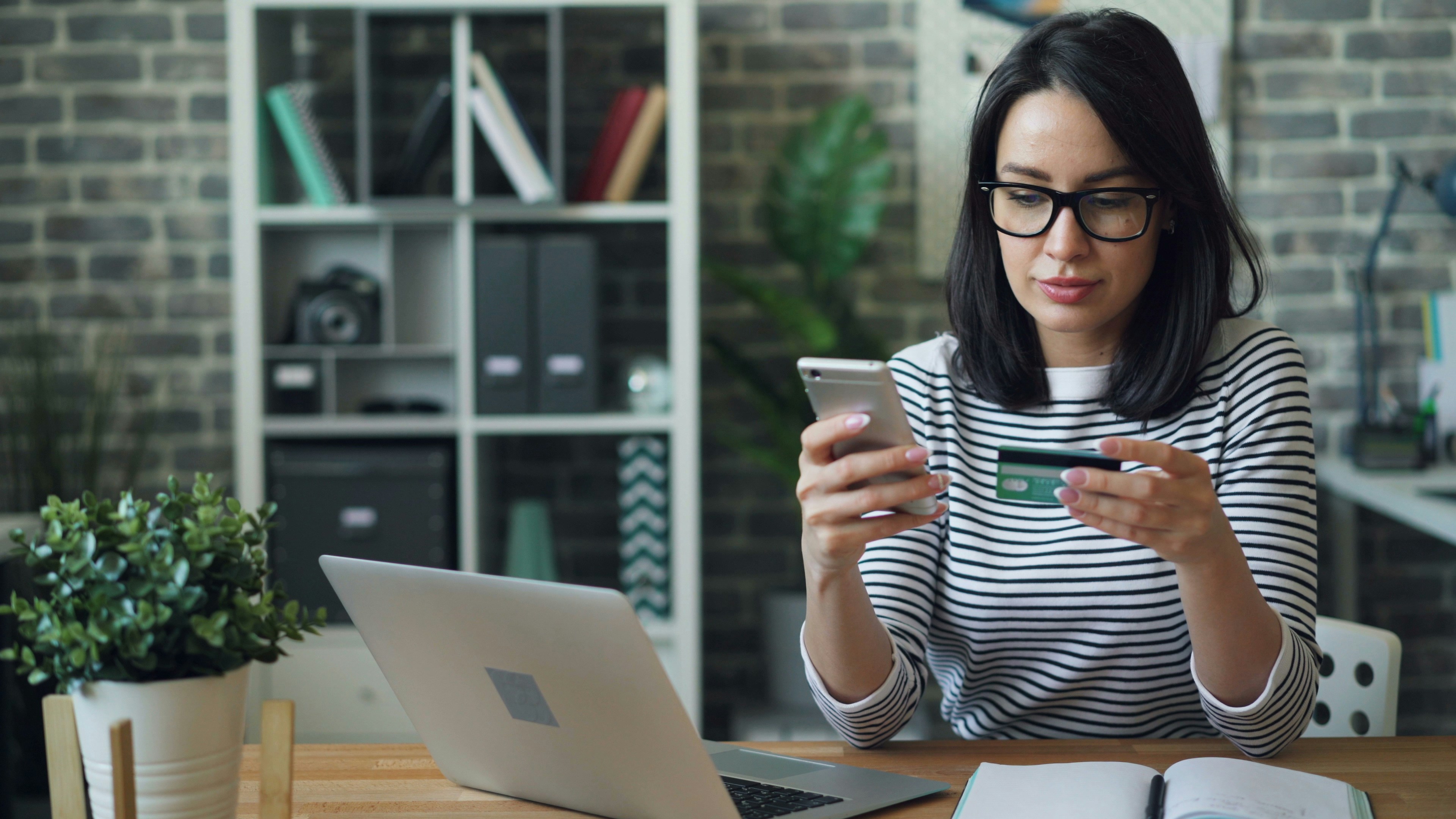 A person managing their finances online after a KiwiSaver first home withdrawal